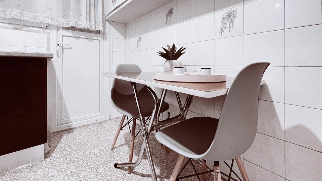 Vintage 2-Bedroom Apt In The Heart Of The City Athens Luaran gambar